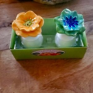 Ceramic flowers salt and pepper shakers